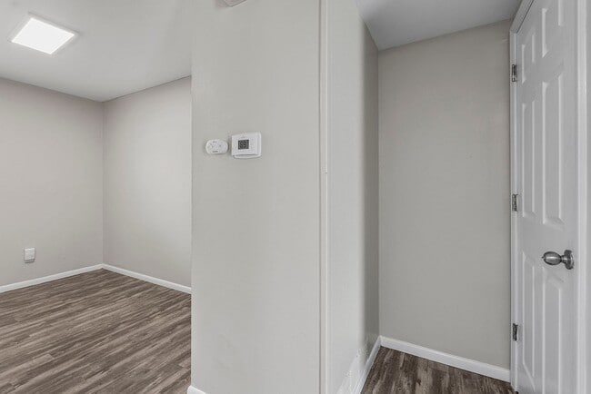 Building Photo - Newly Updated 3-Bedroom Duplex with Fresh Paint and Flooring!