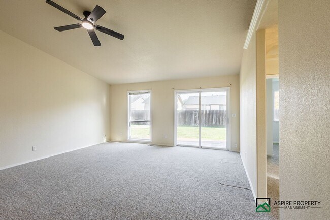 Building Photo - 3 bed 2 bath home