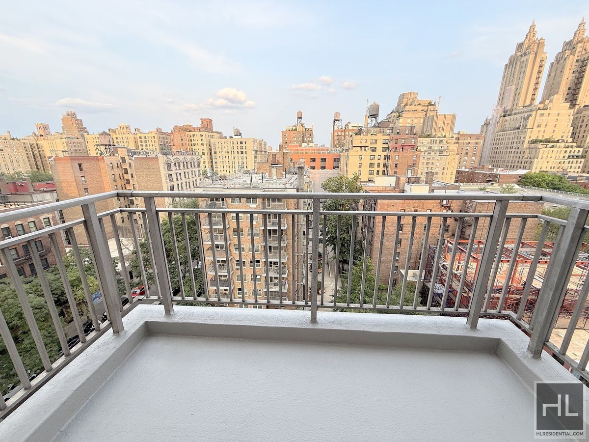 Building Photo - 2 bed 2 bath renovated with washer and dryer / Balcony / WEST 93 STREET