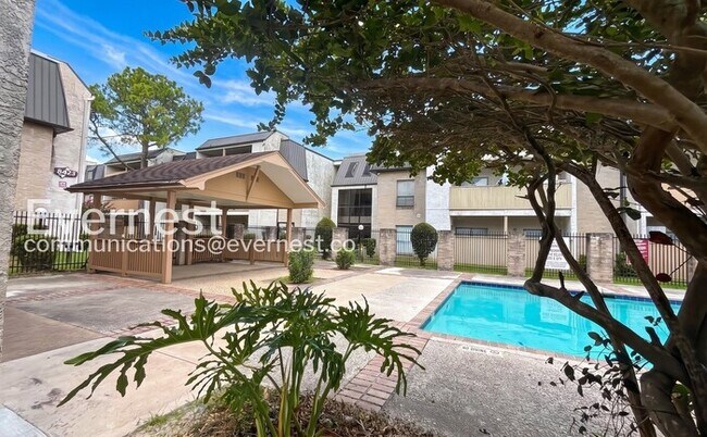 Building Photo - 2 Bed/2 Bath Condo with Modern Amenities / Available Now!