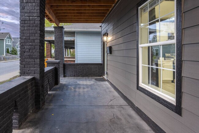 Building Photo - 1523 S East St