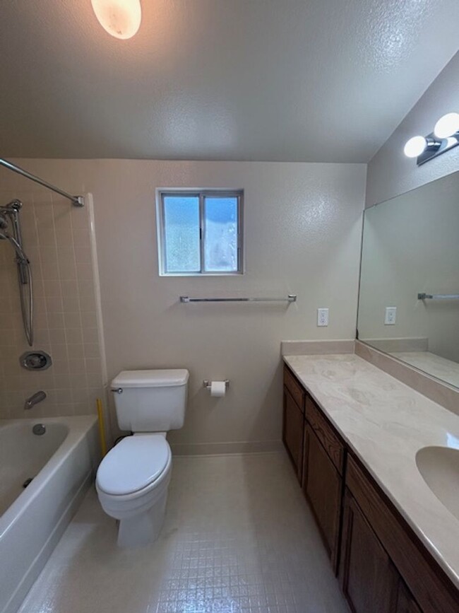 Building Photo - Charming 3 Bedroom, 2.5 Bathroom Condo in ...