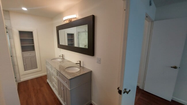 Building Photo - Spacious 4 bedroom, 3 bath home Tri-level in the Scottsdale East Area between Florin Rd and Gerbe...