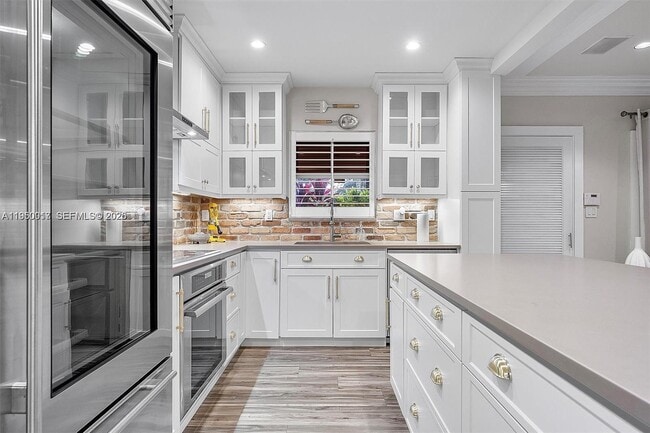 Building Photo - 700 Vilabella Ave