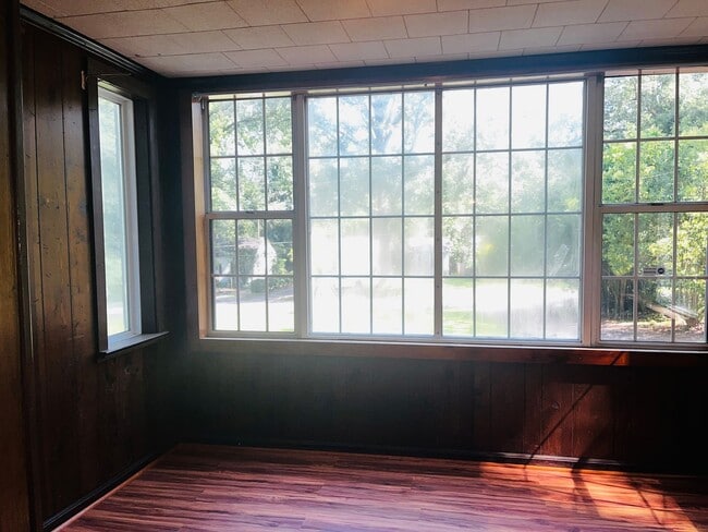 Building Photo - Beautiful 4 bedroom 2 bathroom home in Lagrange! Must see!