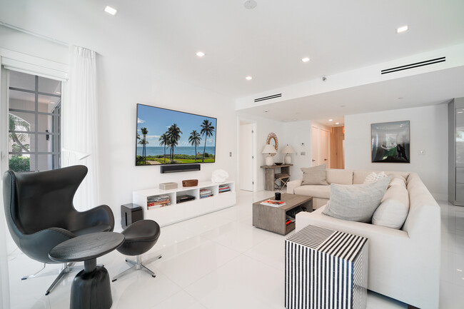 Building Photo - 19117 Fisher Island Dr