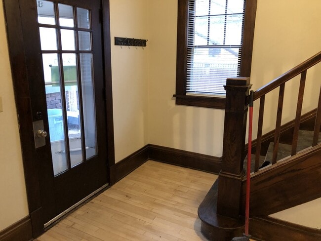 Building Photo - Huge 5 Bed 2 Bath home near UWEC with big ...