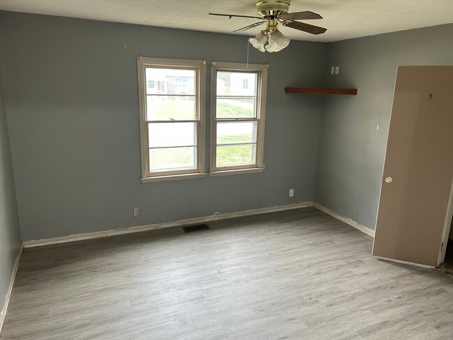 Building Photo - 609 E 14th St N