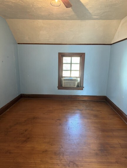 Building Photo - 947 W 8th St