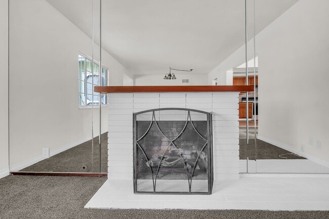 Building Photo - 6120 E Walton St