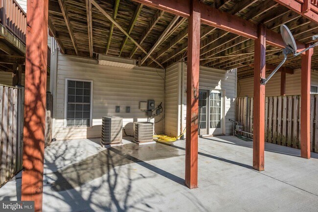 Building Photo - 22645 Upperville Heights Square
