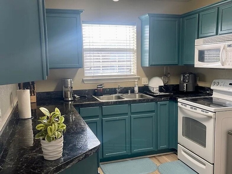 Building Photo - 1965 Timber Oaks Dr