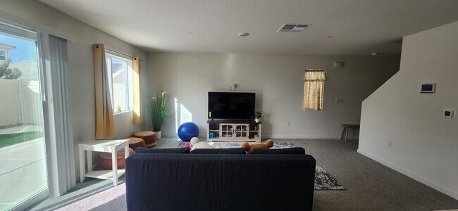 Building Photo - Beautiful 3 Bedroom 2.5 Bathroom Home in E...