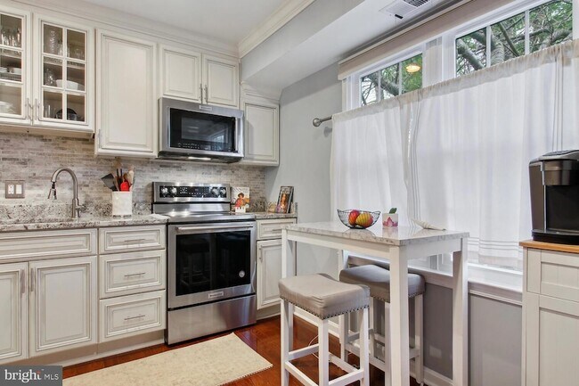 Building Photo - 6301 Fenestra Ct