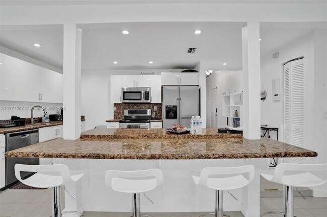 Building Photo - 5 bedroom in North Miami Beach FL 33179
