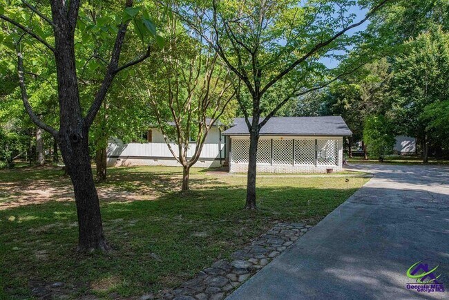 Building Photo - 205 Lake Placid Dr