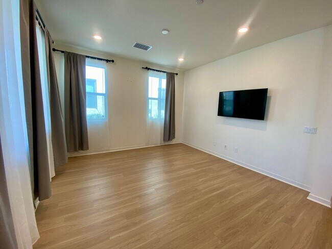 Building Photo - Modern 3-Bed, 3-Bath Home with Garage & Re...