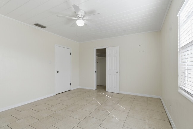 Building Photo - 1901 W La Salle St