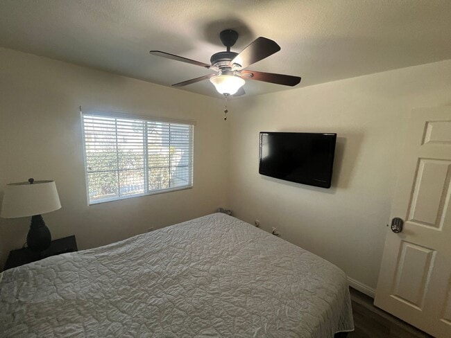 Building Photo - Spacious 4-Bedroom Home in Desirable Apple Valley Neighborhood