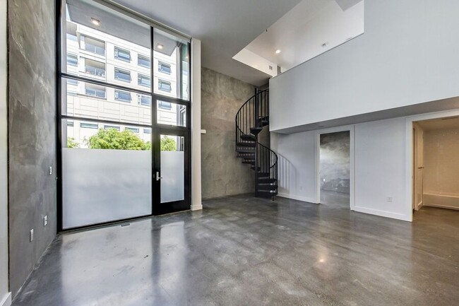 Building Photo - 2 bed/2 bath Loft with Private Patio on Ma...