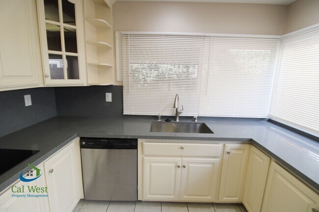 Building Photo - $4095 - 4 Bed/2 Bath 1933 sqft single stor...