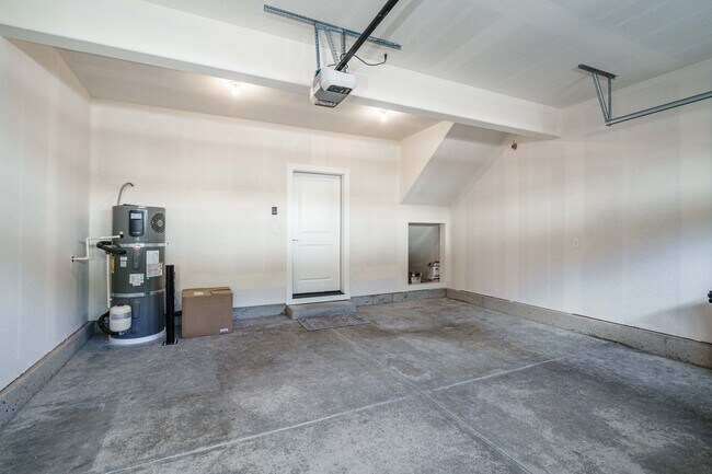 Building Photo - Desirable Salmon Creek Home Located in Lux...