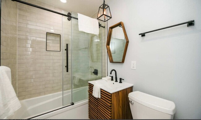 Building Photo - 613 Fern St