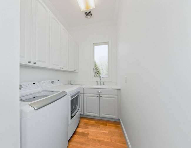 Building Photo - 9 Sea Farm Ct