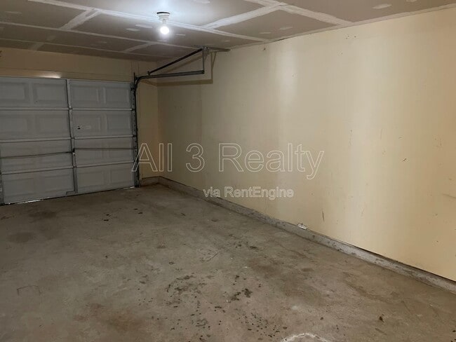 Building Photo - 823 Tramore Dr
