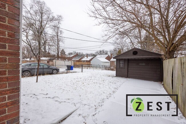 Building Photo - 2 BDRM 1 BTH