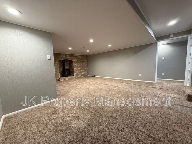 Building Photo - 512 52nd St S