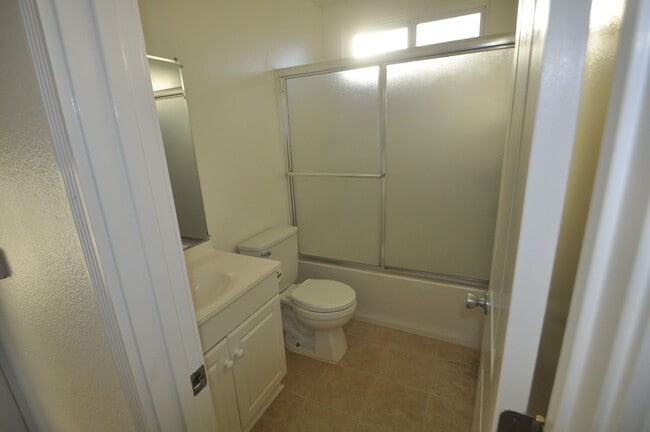 Building Photo - 951 W Summerland Ave