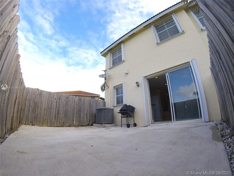 Building Photo - 990 NW 99th Ct