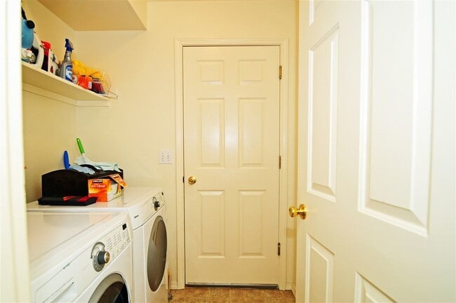 Building Photo - Adorable 2 bed 2 bath Town Home in a quiet...