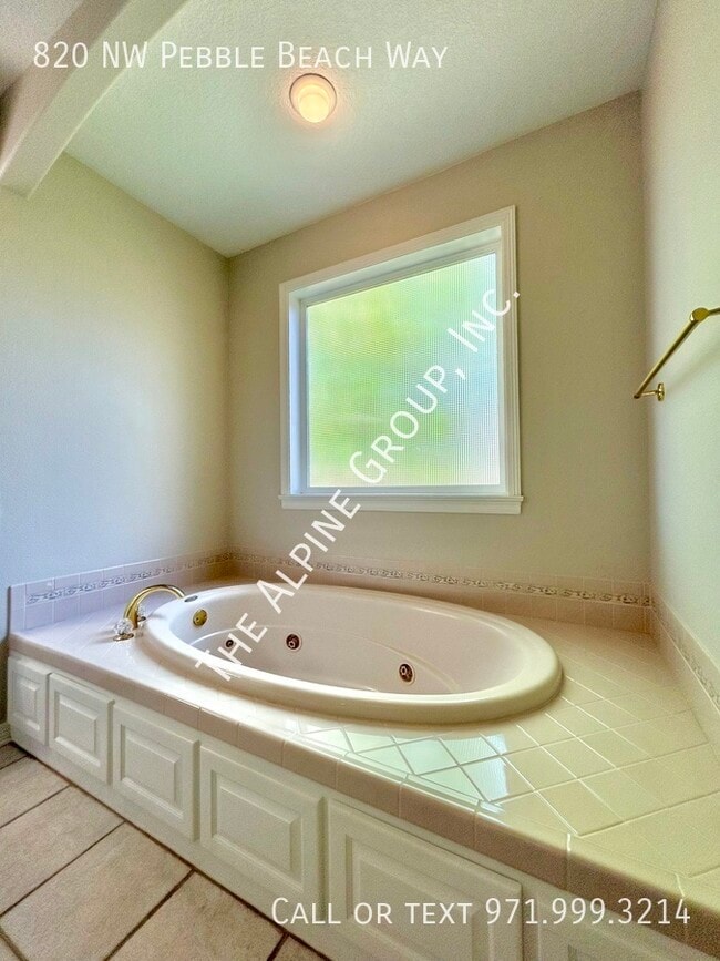 Building Photo - 820 NW Pebble Beach Way