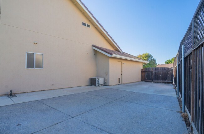 Building Photo - BEAUTIFUL 4 BEDROOM HOME WITH SWIMMING POOL!