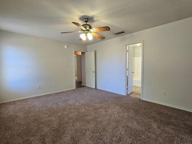Building Photo - 3303 Driftwood Dr