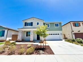 Building Photo - Move-In Ready 5 Bedroom Home with Solar & Large Loft
