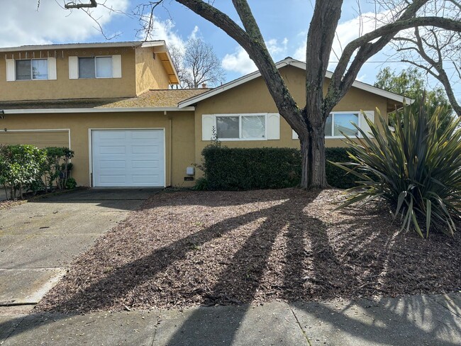 Building Photo - 2 bedroom ~1 bath ~ 1 car Garage!!