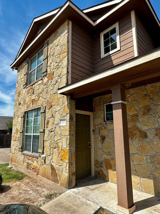 Primary Photo - 4 Bd / 4.5 Ba Townhouse Minutes from Baylo...