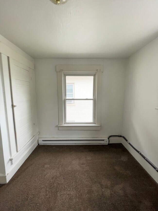 Building Photo - Space, Comfort & Location—Minutes from Ball State