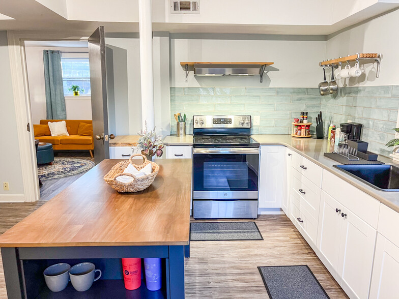 Furnished kitchenette with kitchen basics - 2031 Eversong Ln