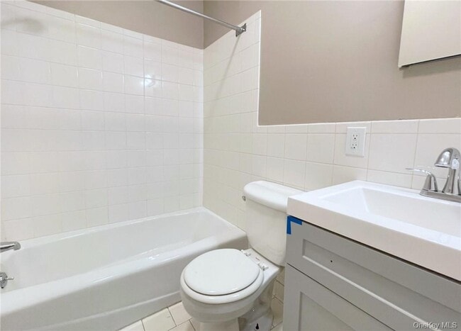 Building Photo - 829 W Boston Post Rd