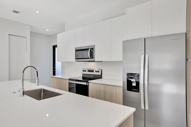 Building Photo - 4208 NE 7th Terrace