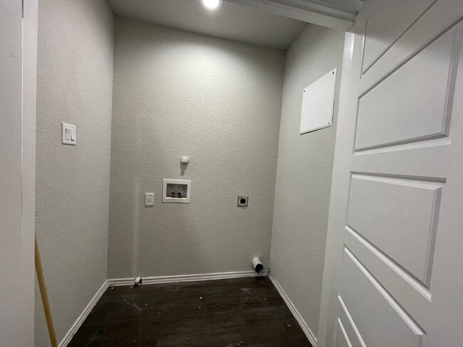Building Photo - Luxury 3/2.5 Townhouse in NBTX