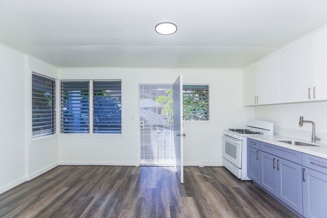 Building Photo - Renovated, upstairs, 2 bedroom 1 bath with...