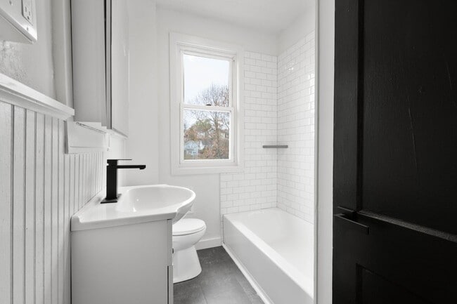 Building Photo - RENOVATED TOP TO BOTTOM! 2-BEDROOM IN THE ...