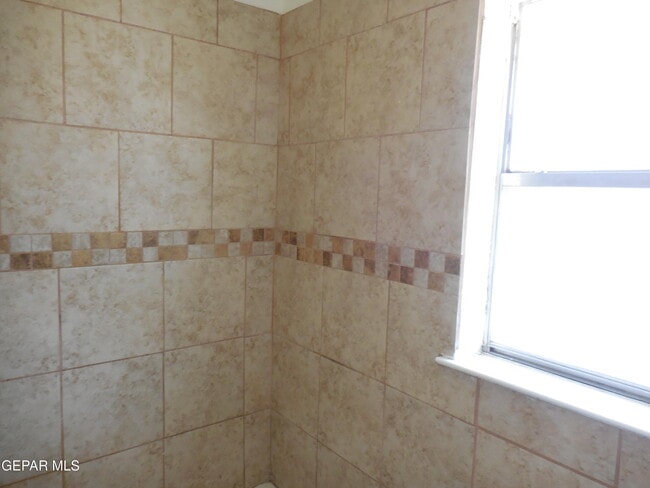 Building Photo - 11392 Lake Erie Dr