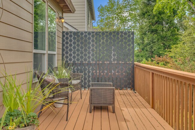 Building Photo - Stunning, spacious 4-bdrm/4-bath in Tigard. Fireplace, massive decks, next to nature