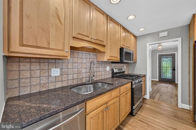 Building Photo - 6443 Walters Woods Dr